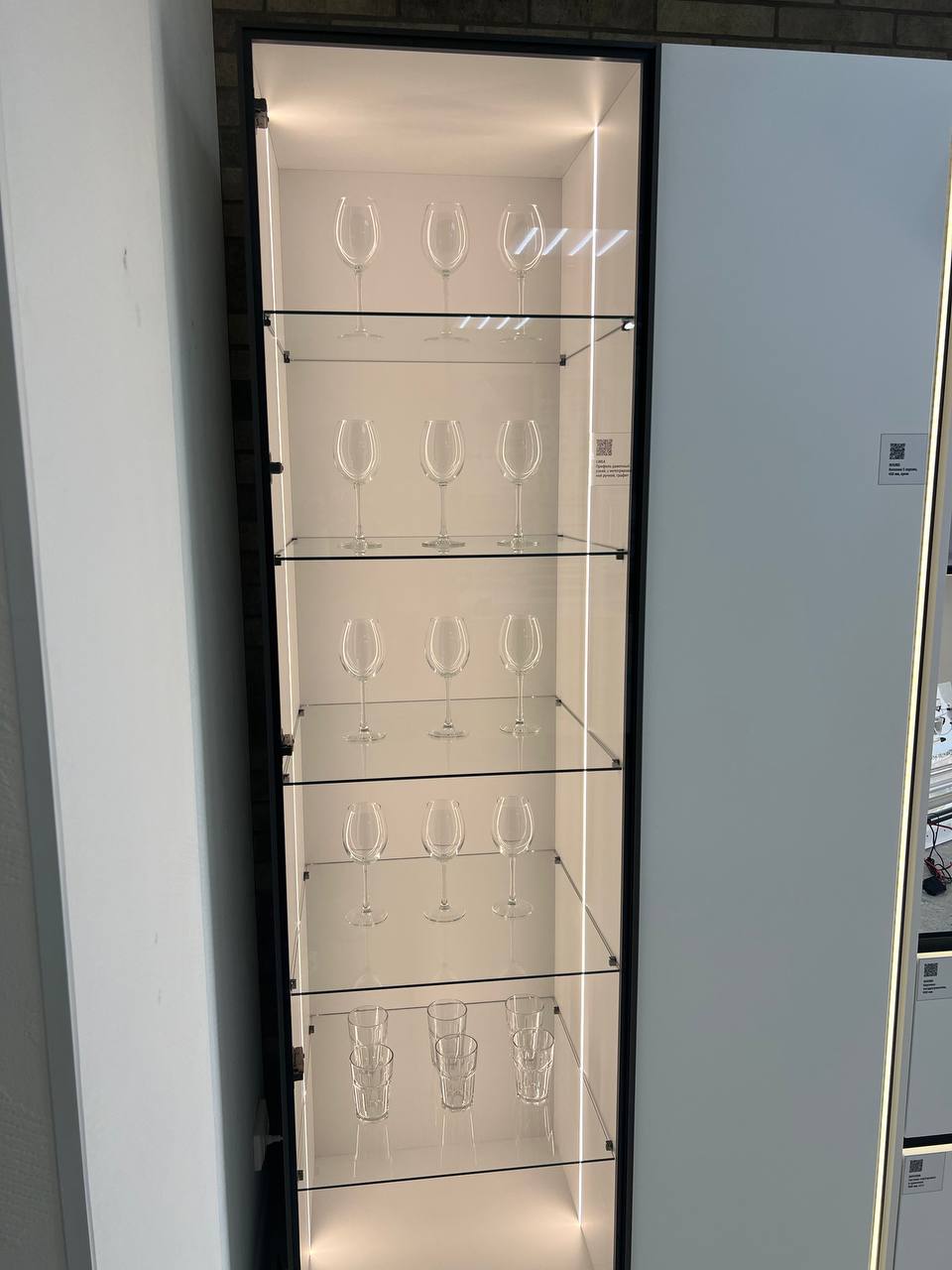 Витрина стеклянная с LED подсветкой